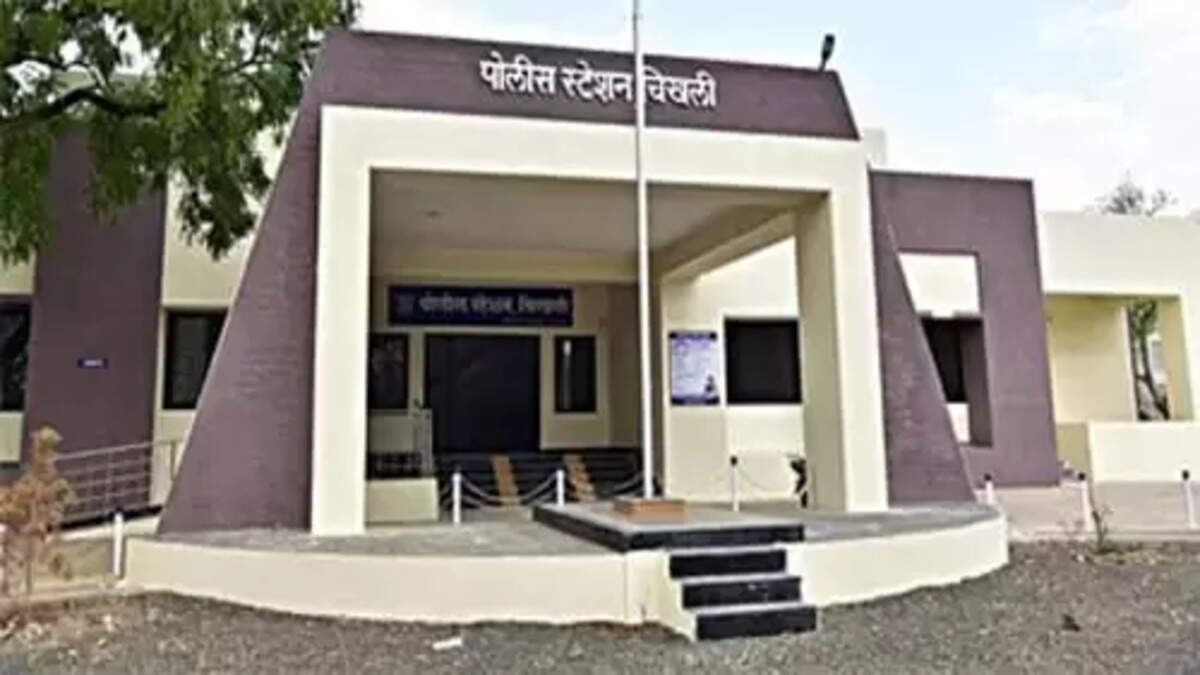 अचानक वळलेल्या बसवर कार धडकली, कारमधील चौघे जखमी; चिखली तालुक्&zwj;यातील दुर्घटना