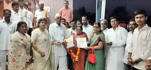 पती वारल्यानंतर खचल्या नाहीत… लढल्या अन् स्वतःसोबत दुर्बलांचेही आयुष्य केले सुकर!; किन्होळ्याच्या सुनीता बाहेकर यांचा आ. श्वेताताईंनी केला सत्कार