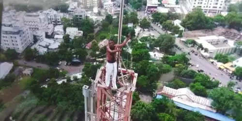 टॉवरवर चढणे अंगलट! शासनाचे नुकसान अन्‌ आत्महत्येचा प्रयत्न केल्याचा गुन्हा दाखल; BSNL च्या अधिकाऱ्यांनी केली तक्रार