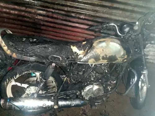 घरासमोरील मोटारसायकल पेटवली; बुलडाण्यातील घटना