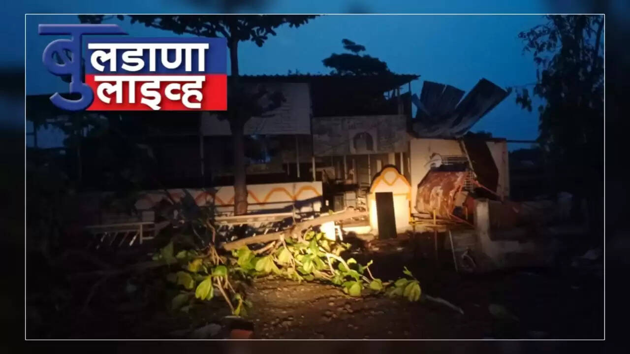 हॉटेल ची भिंत कोसळली 